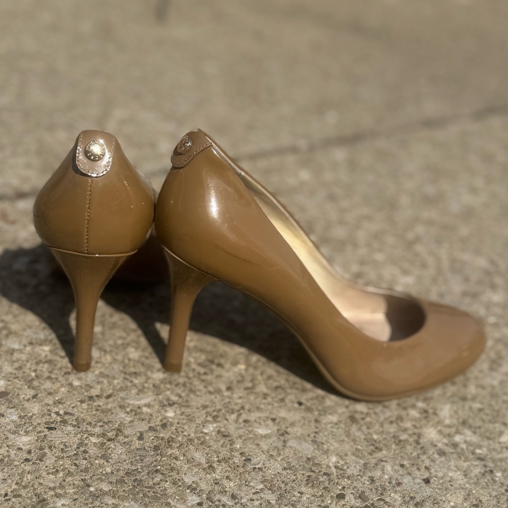 Michael Kors Classic Nude/Tan Pumps Size 5.5 Heels